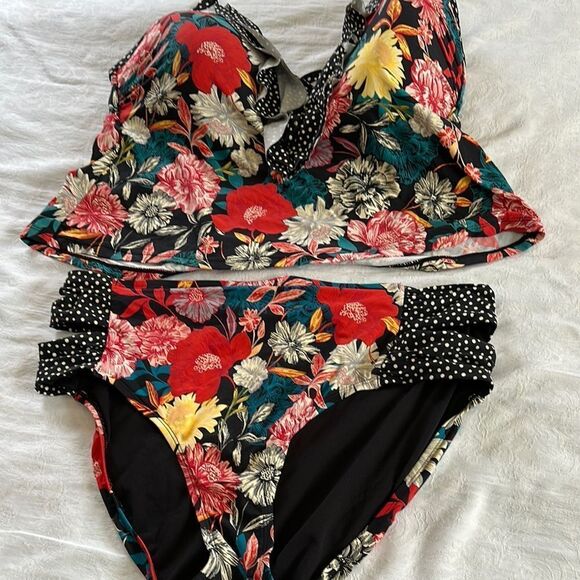 Floral Bikini Set with Polka Dot Accents Size 1X 16-18 - Picture 1 of 9